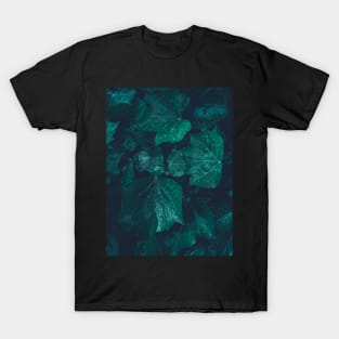Dark emerald green ivy leaves water drops T-Shirt